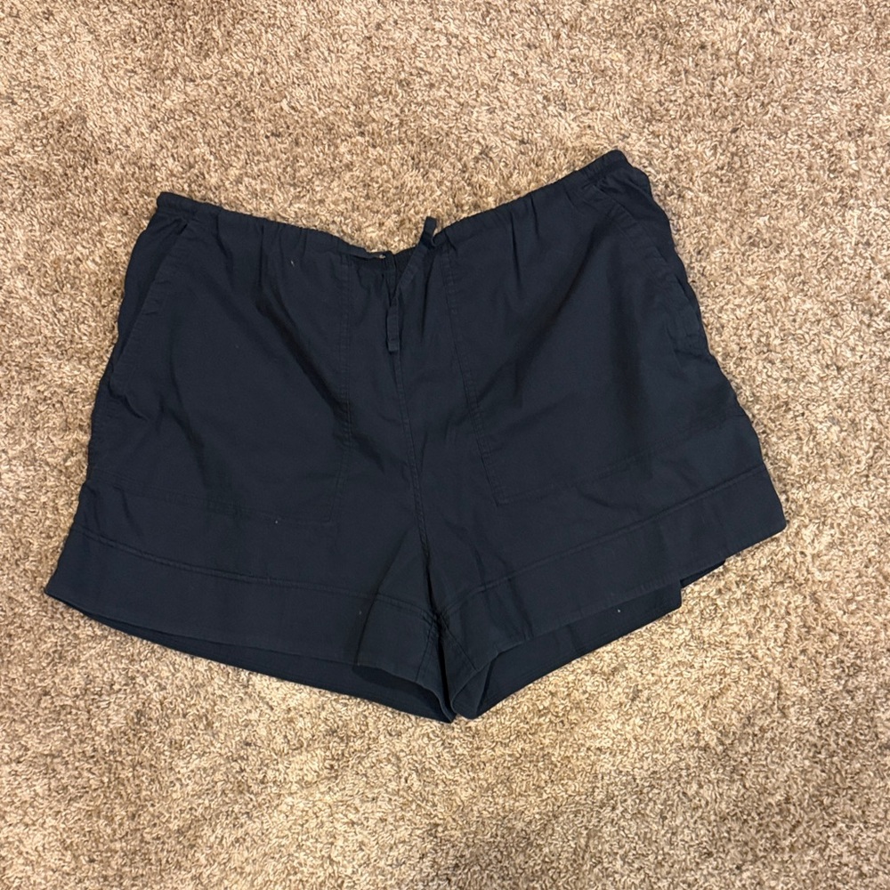 ***SOLD*** lululemon athletica Black Women's Poplin Shorts - Picture 1 of 3